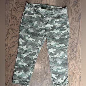 Old Navy Pixie Mid Rise Skinny Camo Pants Women’s Size 18 Stretch